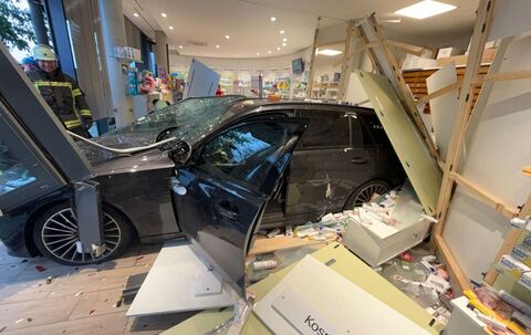 Frau fährt in Apotheke