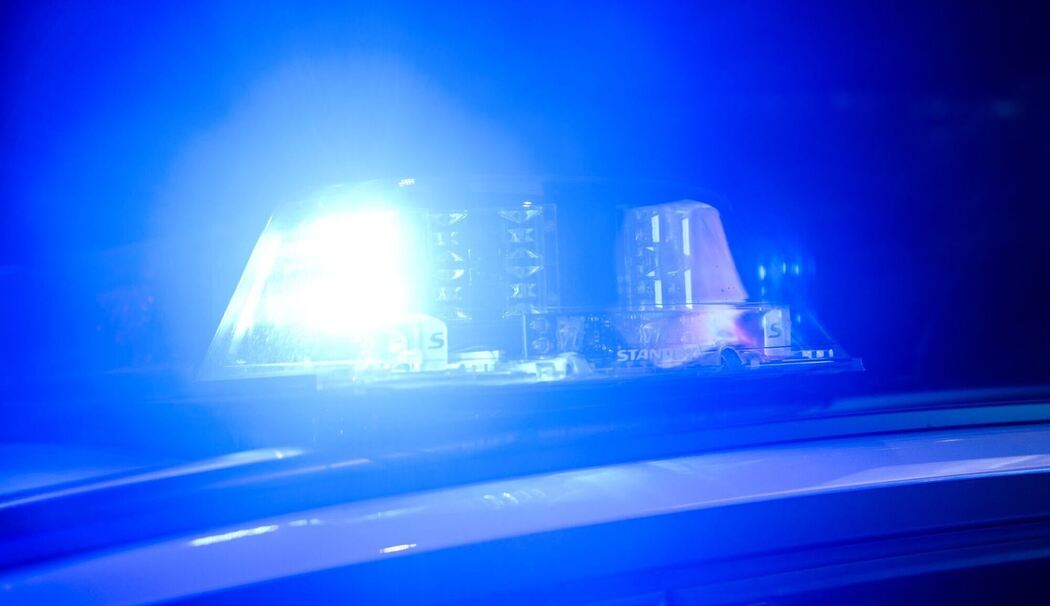 Skulptur in Regenbogenfarben beschmiert Skulptur in Regenbogenfarben beschmiert