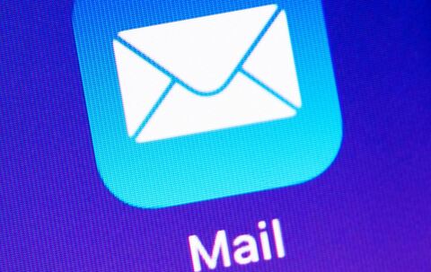 Mail-App ist auf einem Display zu sehen