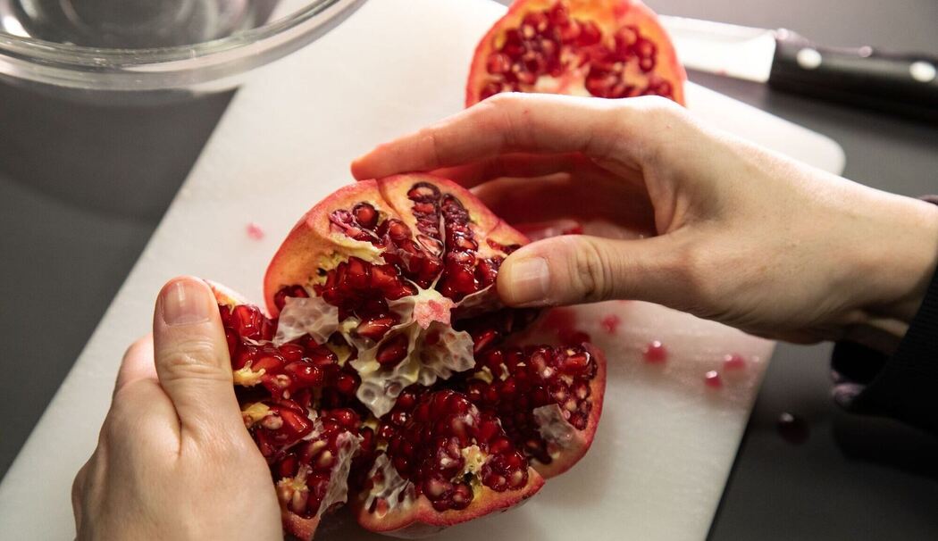 Granatapfel wird geöffnet Granatapfel wird geöffnet
