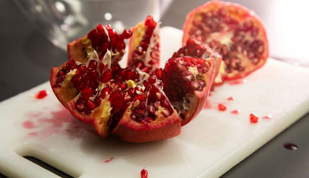 Granatapfelkerne sind in der Frucht zu sehen Granatapfelkerne sind in der Frucht zu sehen