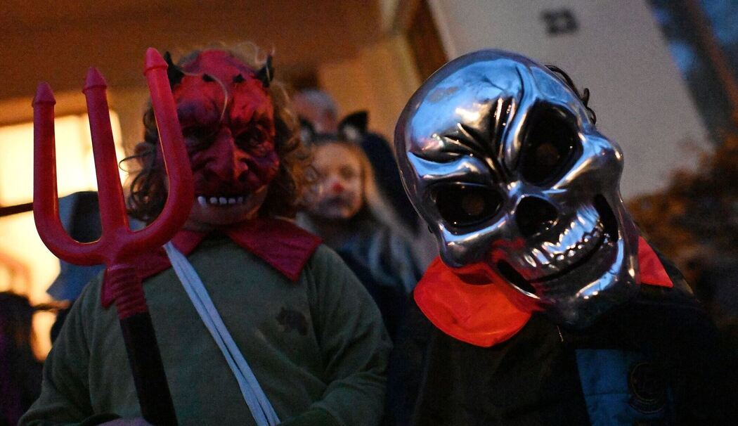 Kostümierte Kinder ziehen am Halloween-Abend durch die Stadt Kostümierte Kinder ziehen am Halloween-Abend durch die Stadt