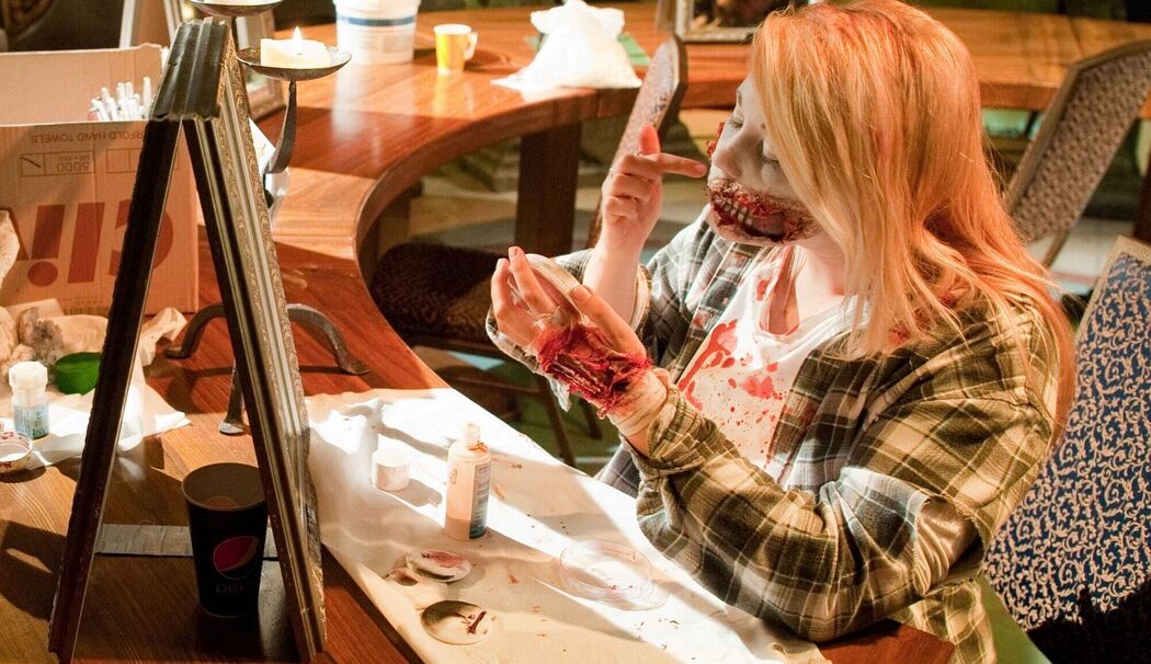 Darstellerin schminkt sich beim Monster-Casting in Babelsberg