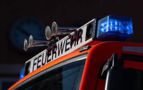 Feuerwehr löscht brennenden Imbiss in Hamm