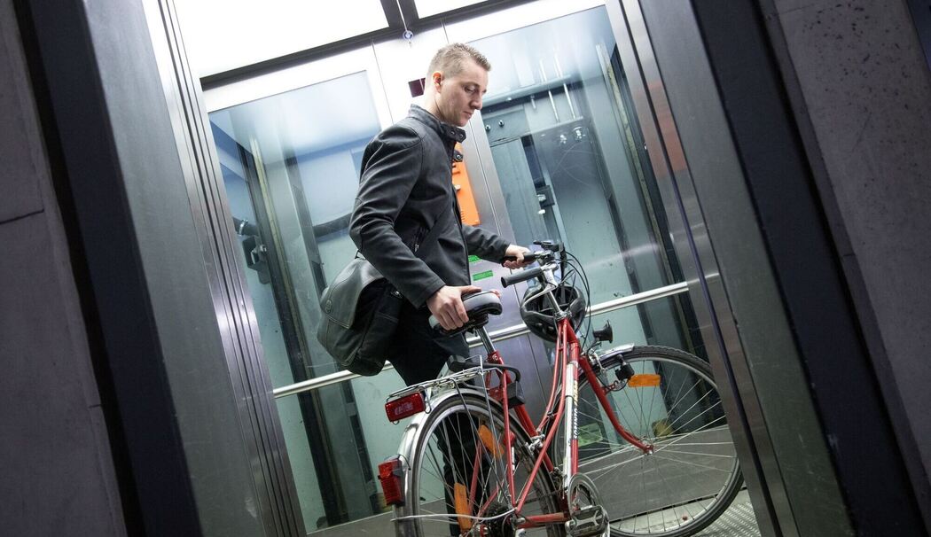 Mann nutzt einen Aufzug im Bahnhof