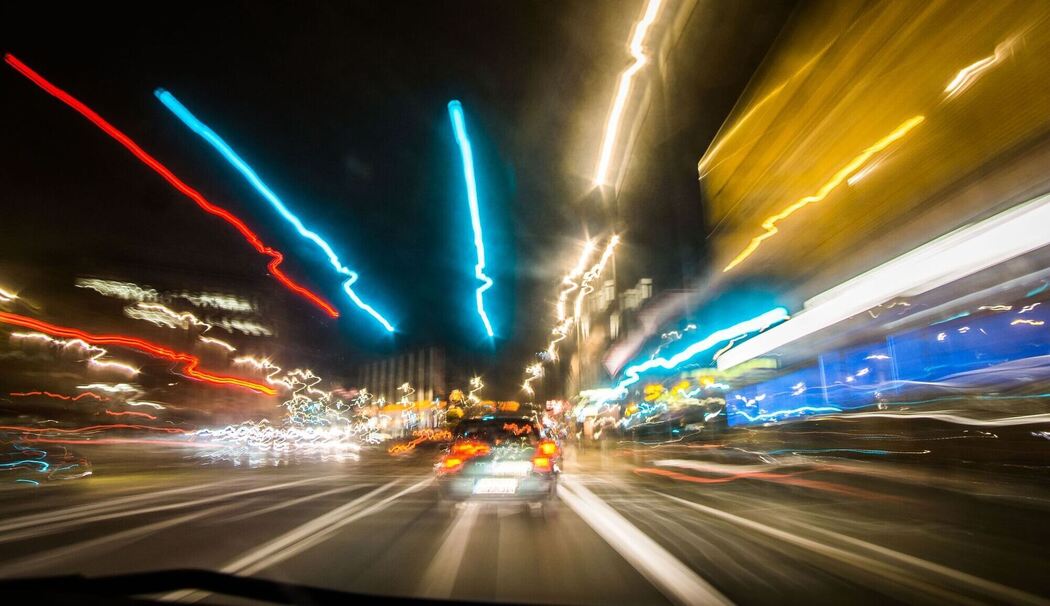 Auto fährt bei Nacht durch Frankfurt/Main Auto fährt bei Nacht durch Frankfurt/Main