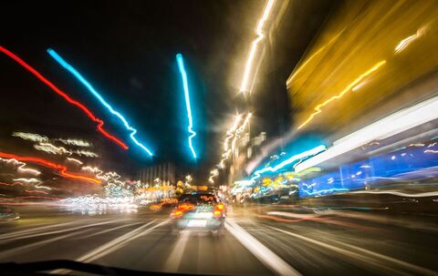 Auto fährt bei Nacht durch Frankfurt/Main