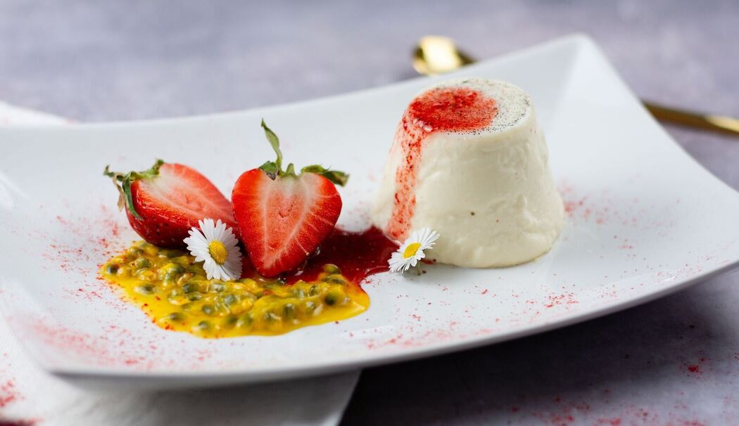 Panna Cotta mit Erdbeeren und Maracuja Panna Cotta mit Erdbeeren und Maracuja