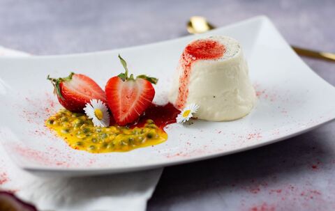 Panna Cotta mit Erdbeeren und Maracuja