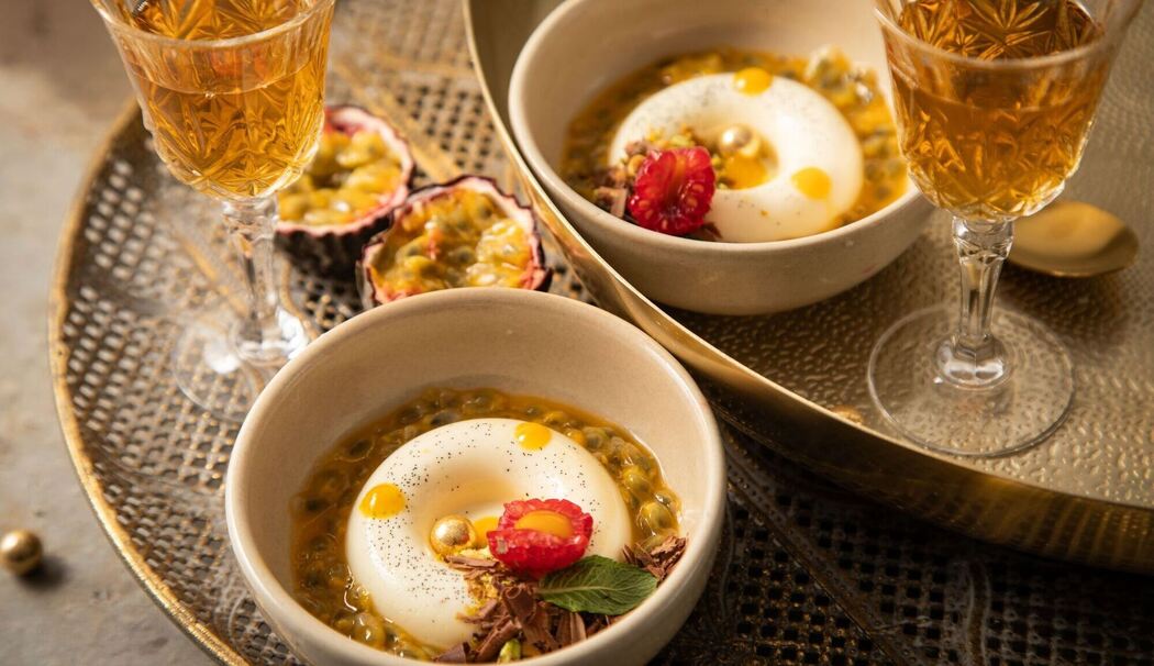 Panna Cotta in Savarin-Form, Passionsfrucht, Himbeere, Mangotupfe Panna Cotta in Savarin-Form, Passionsfrucht, Himbeere, Mangotupfe