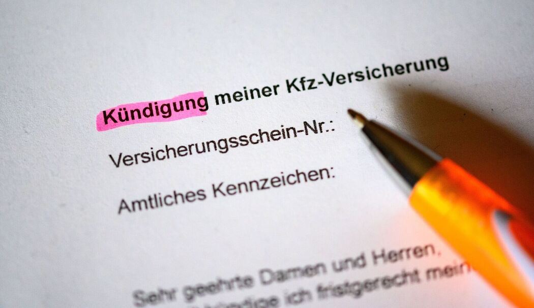 Kugelschreiber auf Antrag zur Kündigung der Kfz-Versicherung