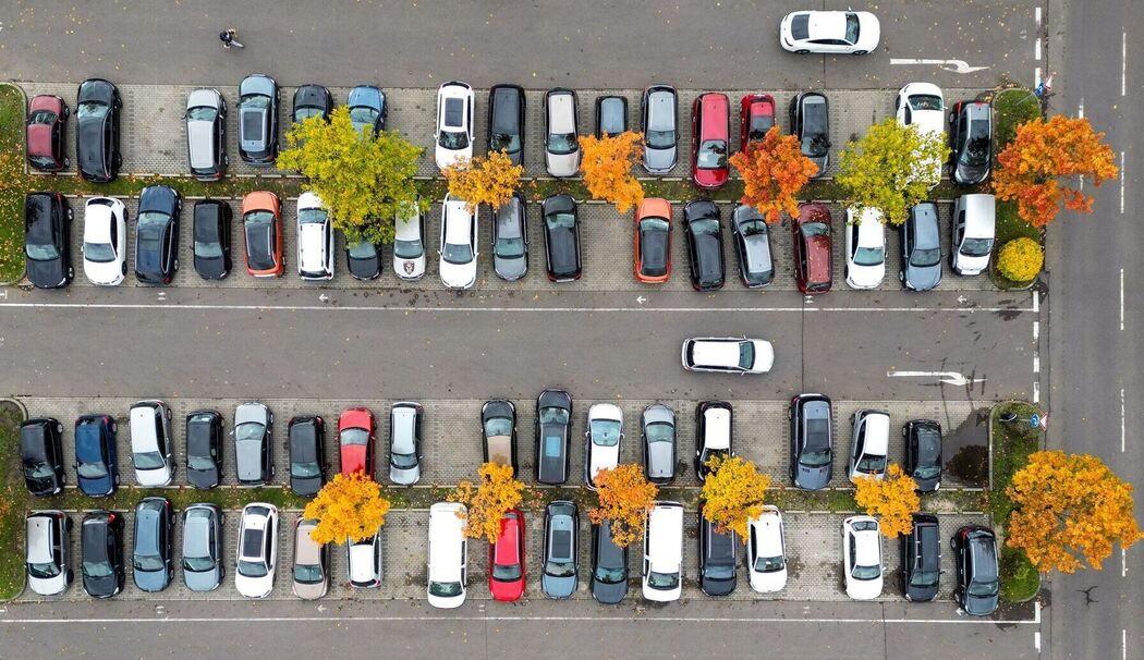 Autos auf einem herbstlichen Parkplatz Autos auf einem herbstlichen Parkplatz
