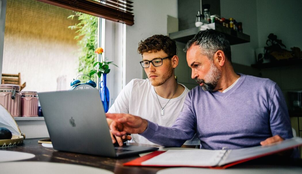 Vater und Sohn am Computer Vater und Sohn am Computer
