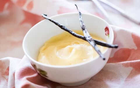 Vanillepudding in einer Schale