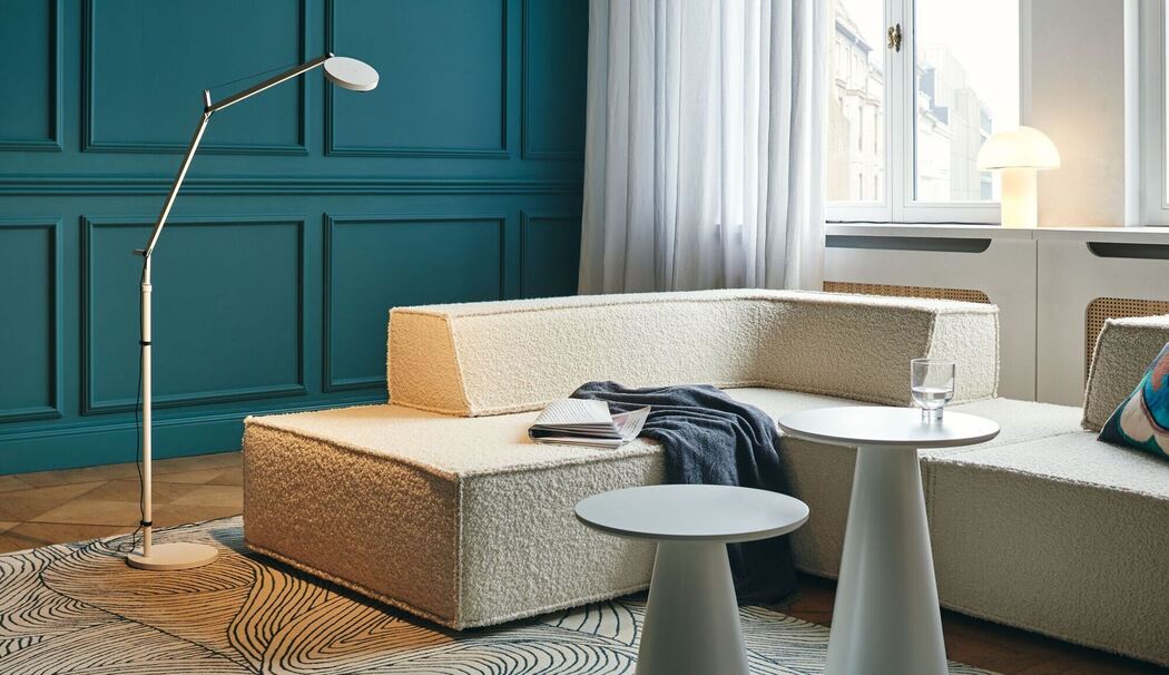 Stehlampe steht neben einem Sofa Stehlampe steht neben einem Sofa