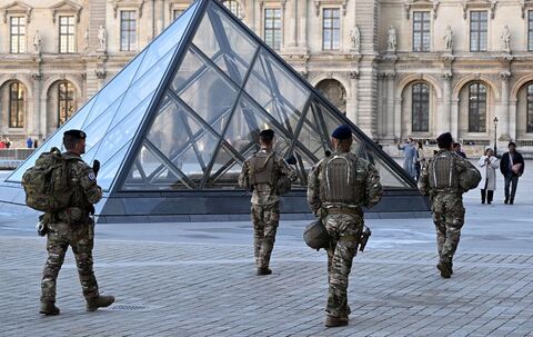 Nach Raubüberfall auf Louvre in Paris