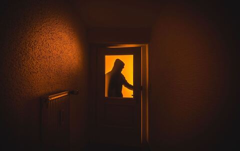 Ein Einbrecher verschafft sich Zutritt zu einer Wohnung
