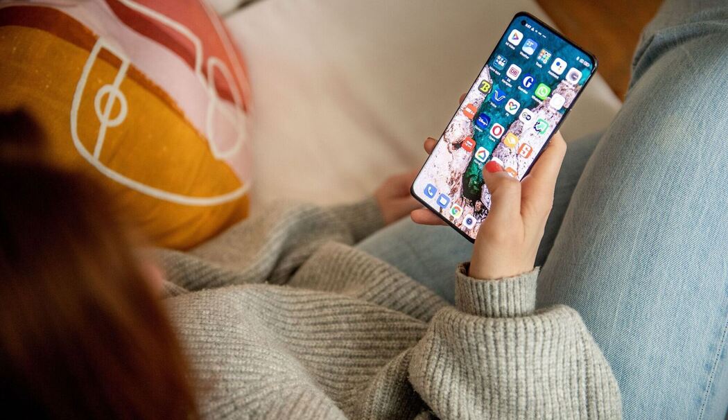 Verschiedene Apps sind auf einem Smartphone zu sehen