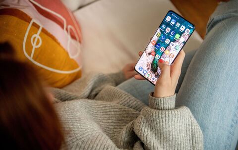 Verschiedene Apps sind auf einem Smartphone zu sehen