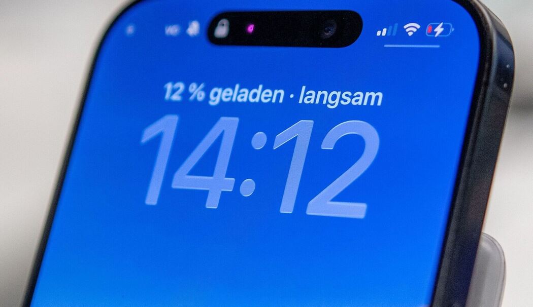 Ein iPhone zeigt langsames Laden an
