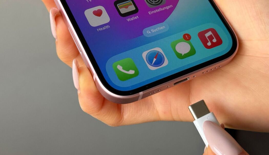 USB-C-Ladekabel wird an ein iPhone angeschlossen