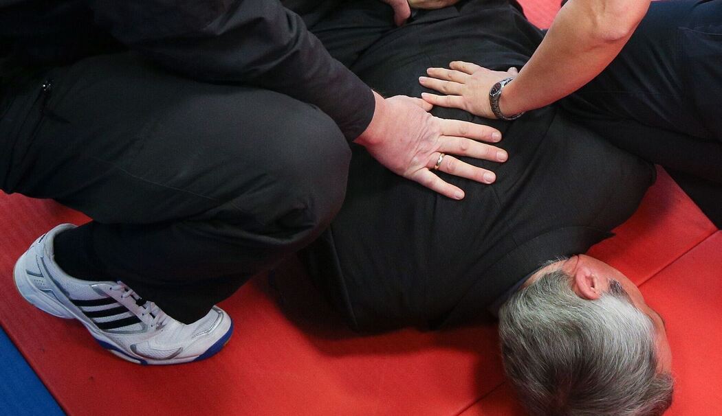 Ein Mann wird überwältigt Ein Mann wird überwältigt