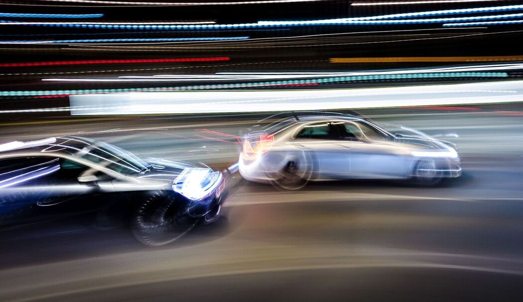 Zwei Autos auf der Straße mit Bewegungsunschärfe