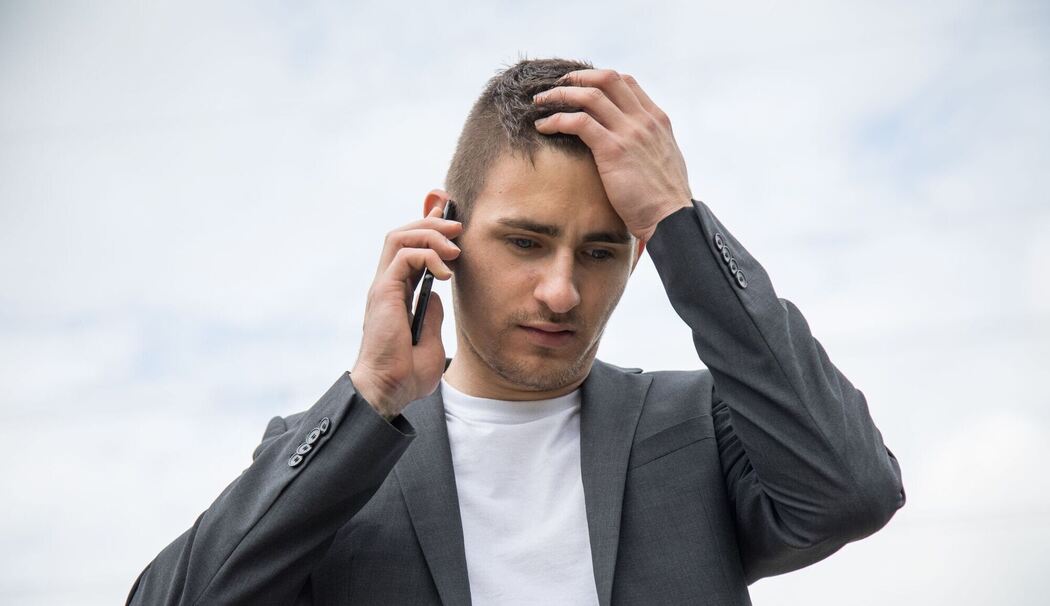 Ein Mann telefoniert Ein Mann telefoniert