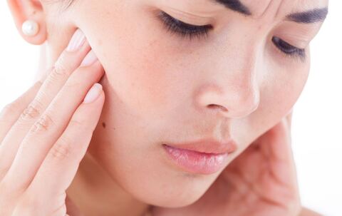 Frau hat Kieferschmerzen