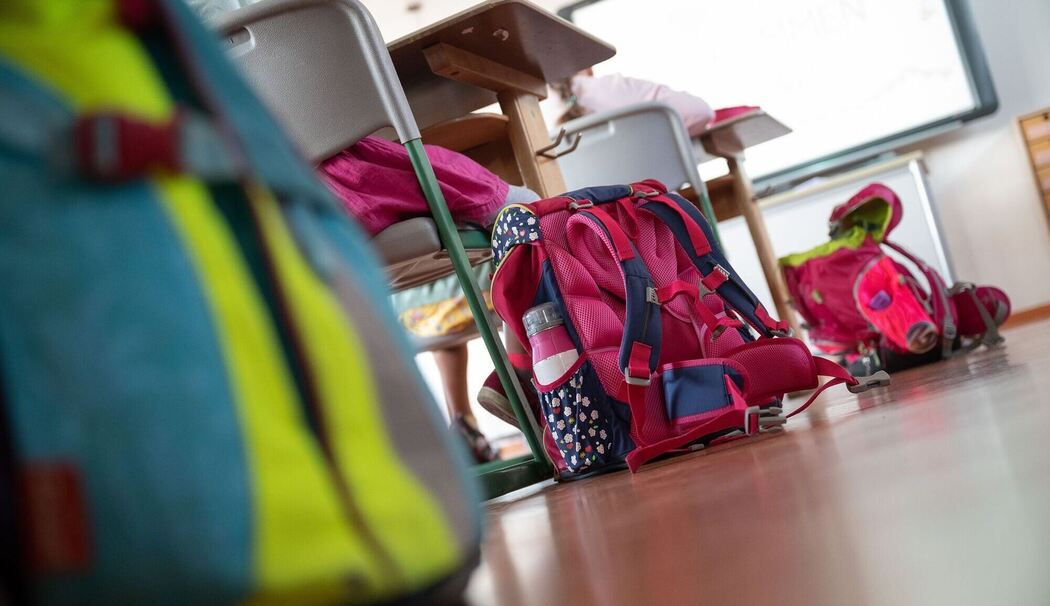 Schulranzen stehen in einem Klassenzimmer Schulranzen stehen in einem Klassenzimmer