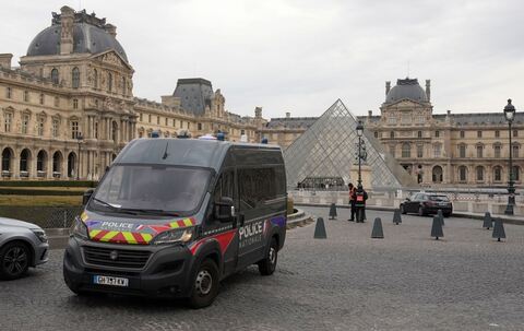 Raubüberfall auf Louvre in Paris