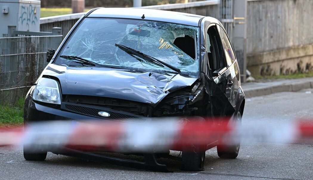 Auto fährt in Menschenmenge in Mannheim Auto fährt in Menschenmenge in Mannheim
