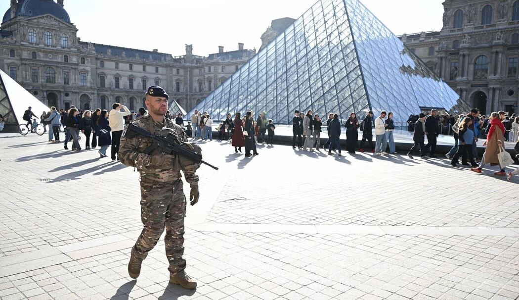 Nach Raubüberfall auf Louvre in Paris