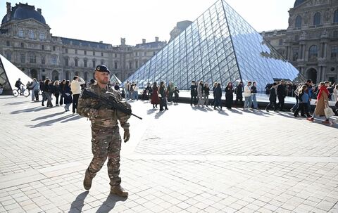 Nach Raubüberfall auf Louvre in Paris