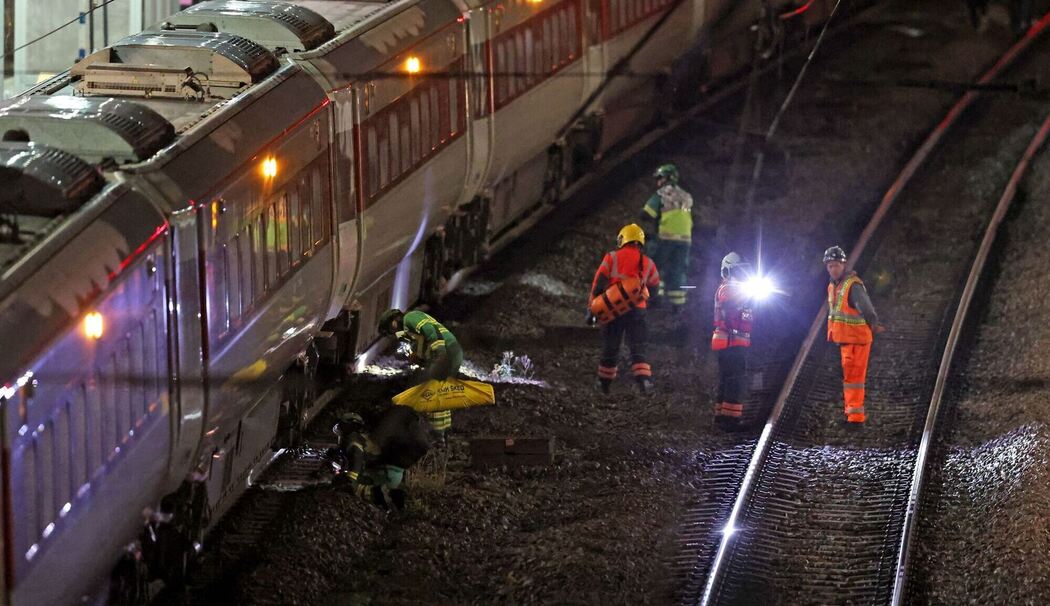 Mehrere Menschen im Zug in England niedergestochen Mehrere Menschen im Zug in England niedergestochen