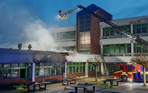 Brand an Schule – Warnung an die Bevölkerung