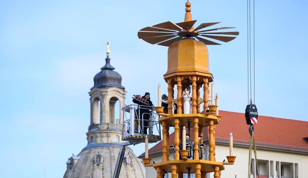 Aufbau Striezelmarkt Dresden Aufbau Striezelmarkt Dresden