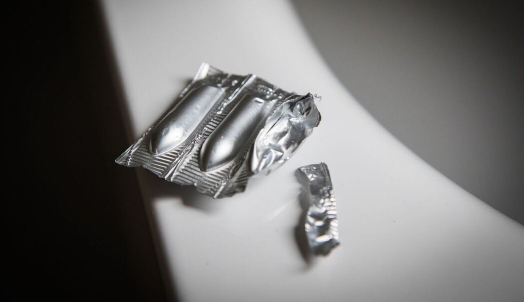 Zäpfchen liegen am Rand einer Badewanne Zäpfchen liegen am Rand einer Badewanne