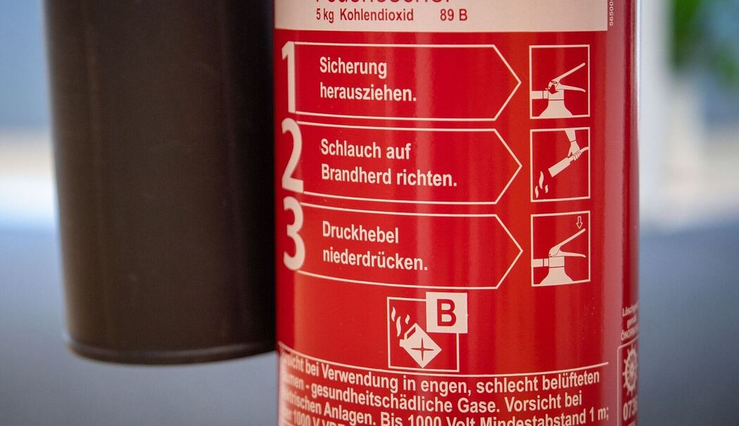 Brandklasse und Gebrauchshinweise auf einem Feuerlöscher Brandklasse und Gebrauchshinweise auf einem Feuerlöscher