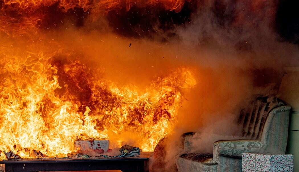 Ein Brand in einem nachgestellten Wohnzimmer Ein Brand in einem nachgestellten Wohnzimmer