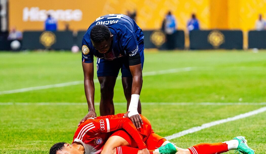 Jamal Musiala (am Boden)