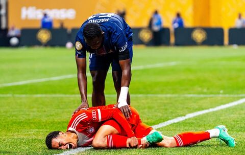 Jamal Musiala (am Boden)