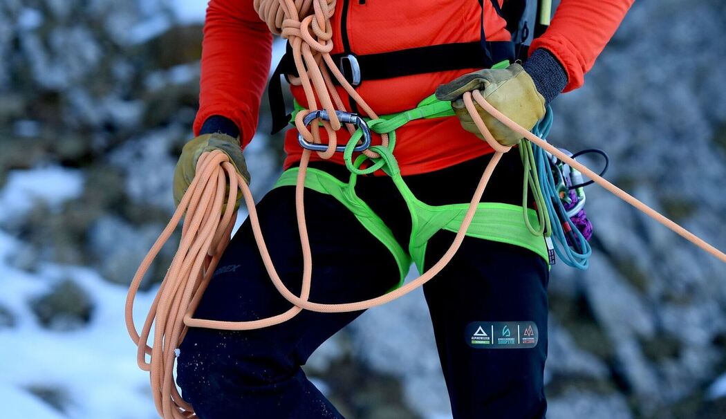 Ein Bergführer mit professioneller Bergsteiger-Ausrüstung