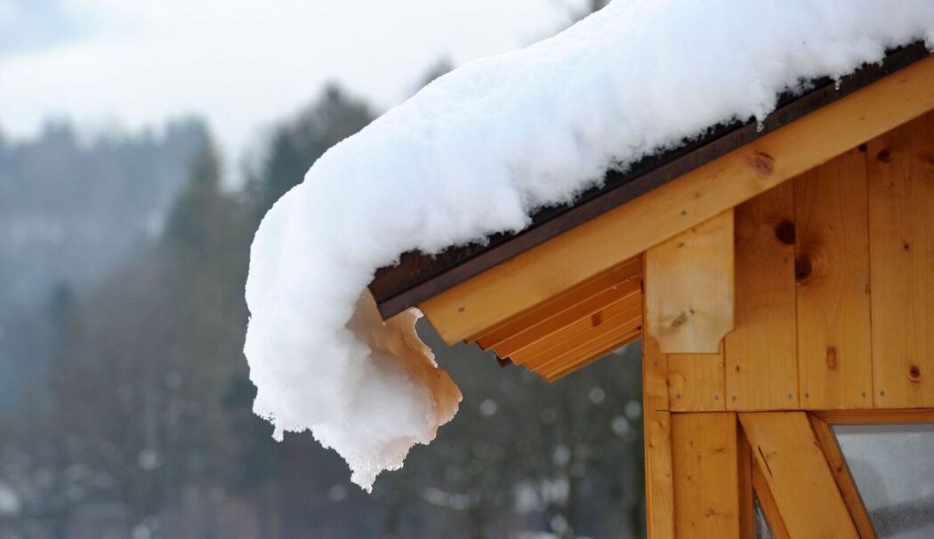 Schneebedecktes Dach eines Hauses