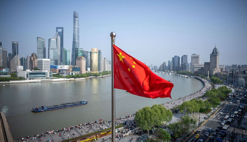 Die Flagge von China vor der Skyline von Shanghai Die Flagge von China vor der Skyline von Shanghai