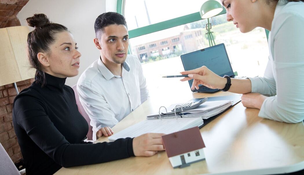 Ein Paar im Beratungsgespräch mit einer Beraterin Ein Paar im Beratungsgespräch mit einer Beraterin