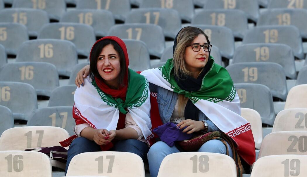 Iranische Frauen in einem Fußballstadion