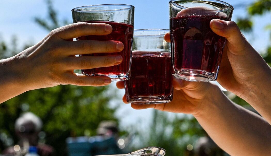 Personen stoßen an Personen stoßen an