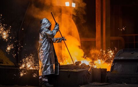 Arbeit an einem Hochofen