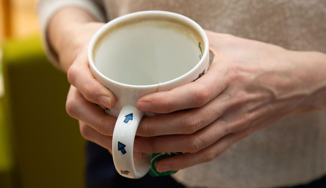 Abfärbungen vom Tee sind in einer Tasse zu sehen Abfärbungen vom Tee sind in einer Tasse zu sehen